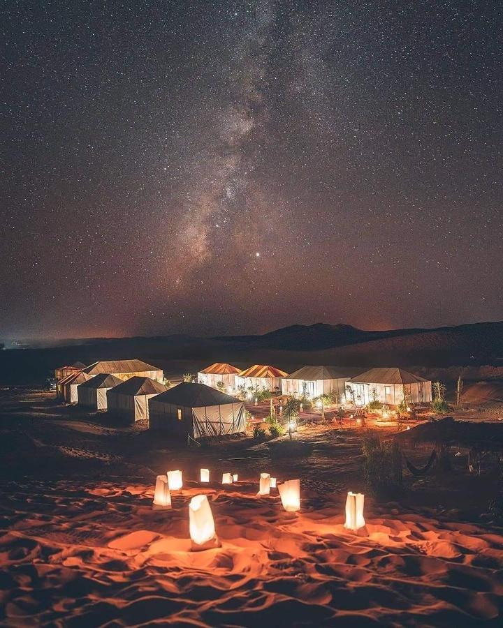 Sahara Majestic Luxury Camp Hotell Merzouga Exteriör bild The camp at night