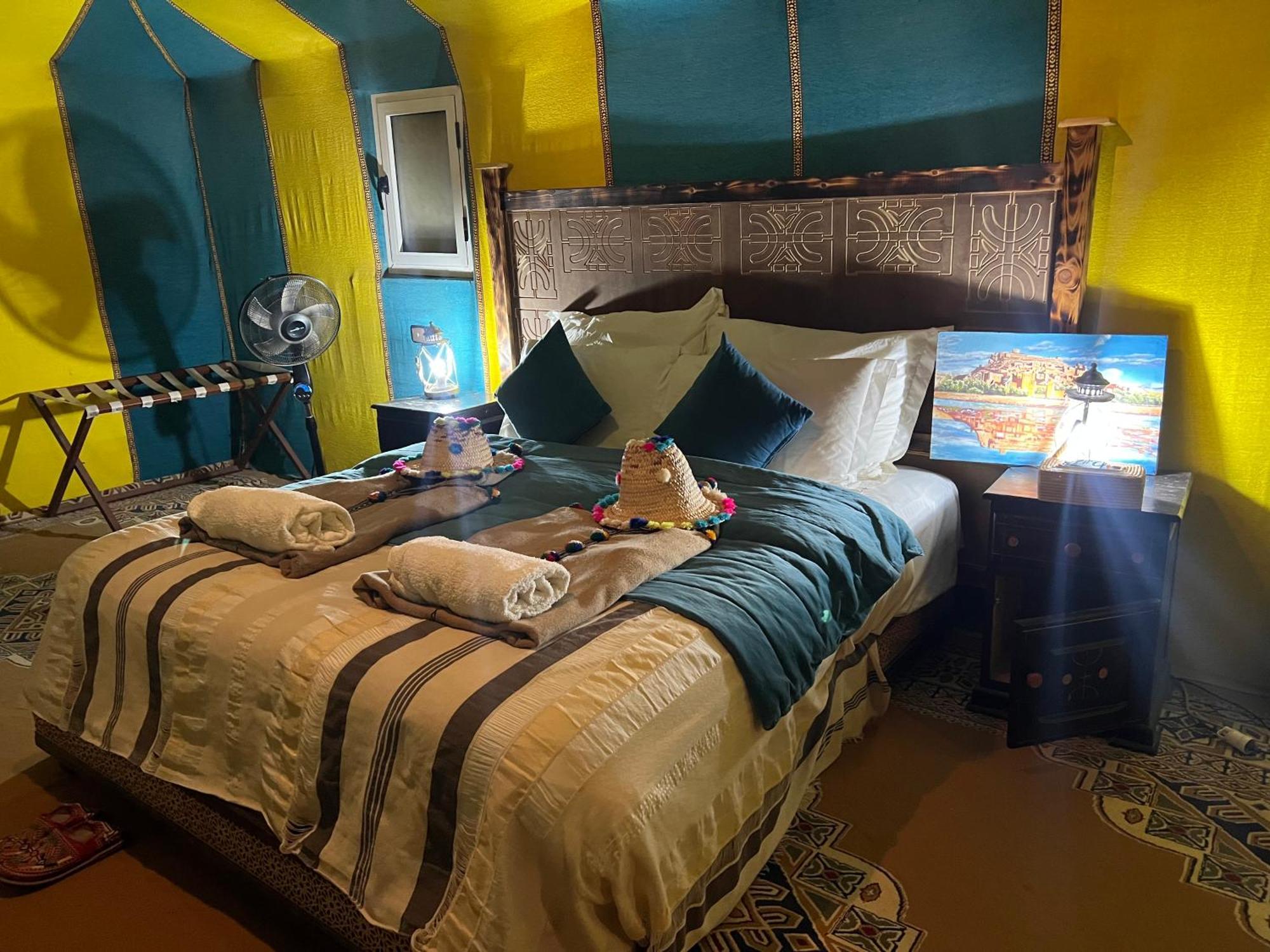 Sahara Majestic Luxury Camp Hotell Merzouga Exteriör bild A bedroom in a luxury tent