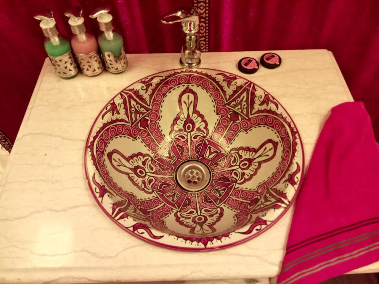 Sahara Majestic Luxury Camp Hotell Merzouga Exteriör bild A Moroccan sink