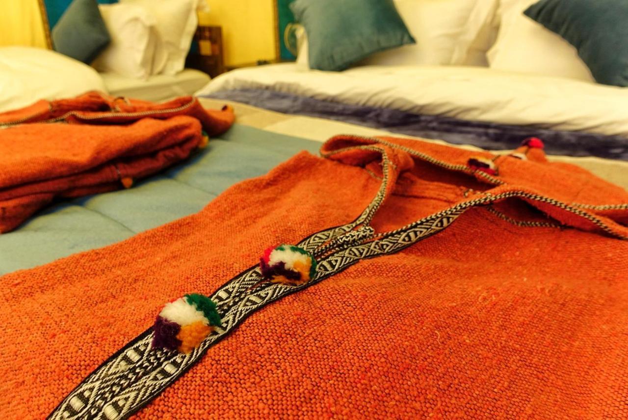 Sahara Majestic Luxury Camp Hotell Merzouga Exteriör bild A Moroccan bathrobe