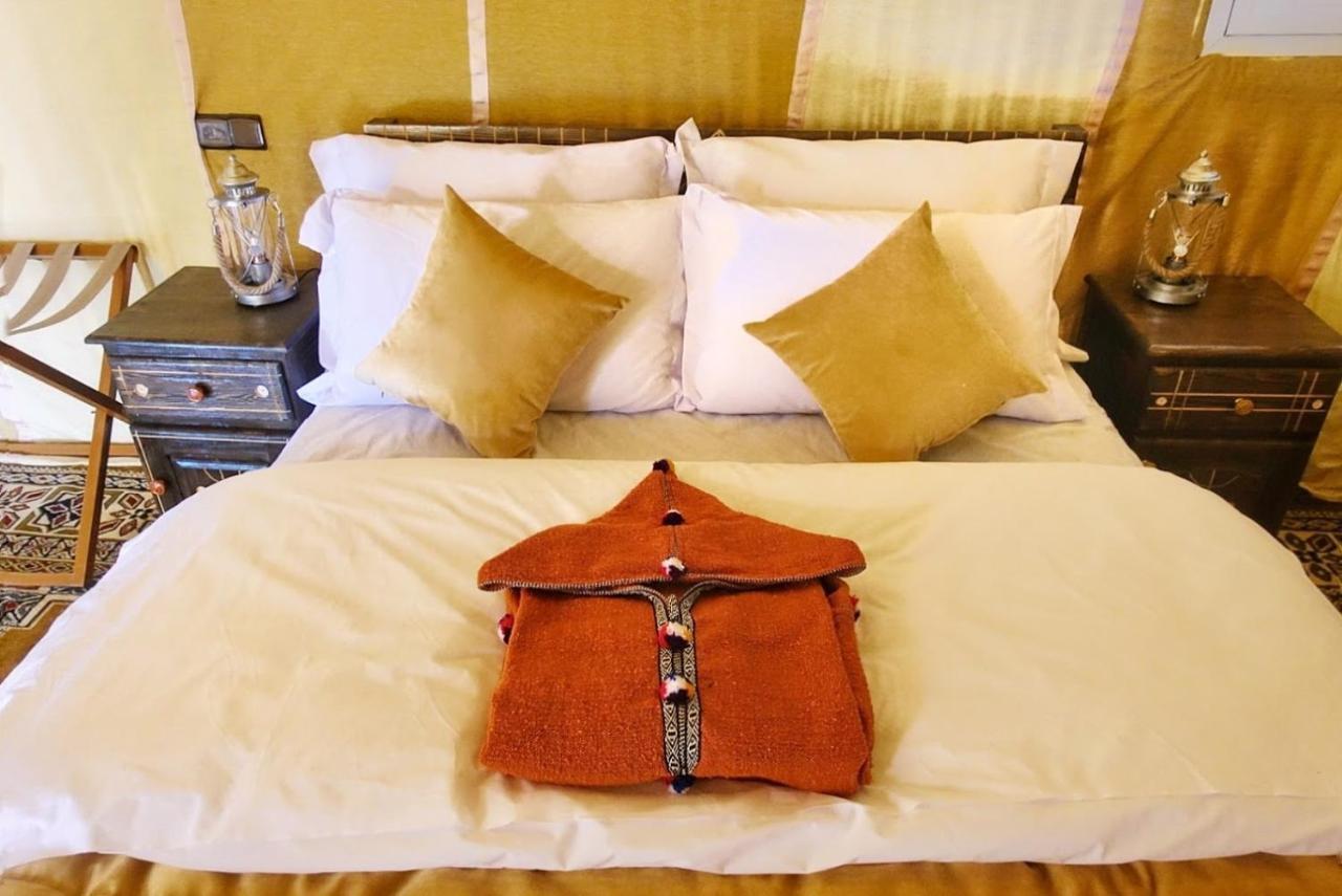 Sahara Majestic Luxury Camp Hotell Merzouga Exteriör bild A bathrobe on a bed