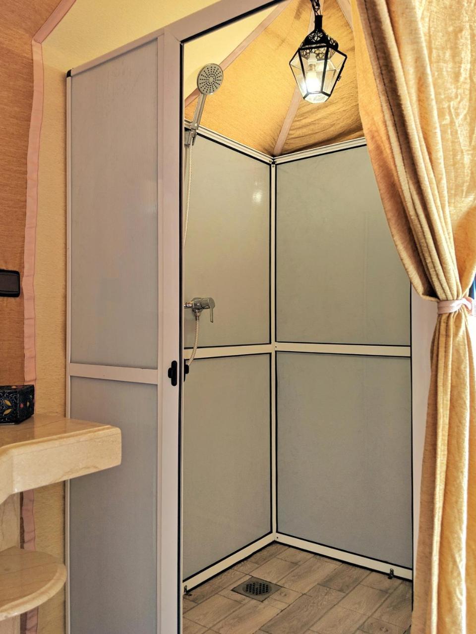 Sahara Majestic Luxury Camp Hotell Merzouga Exteriör bild Shower cubicle