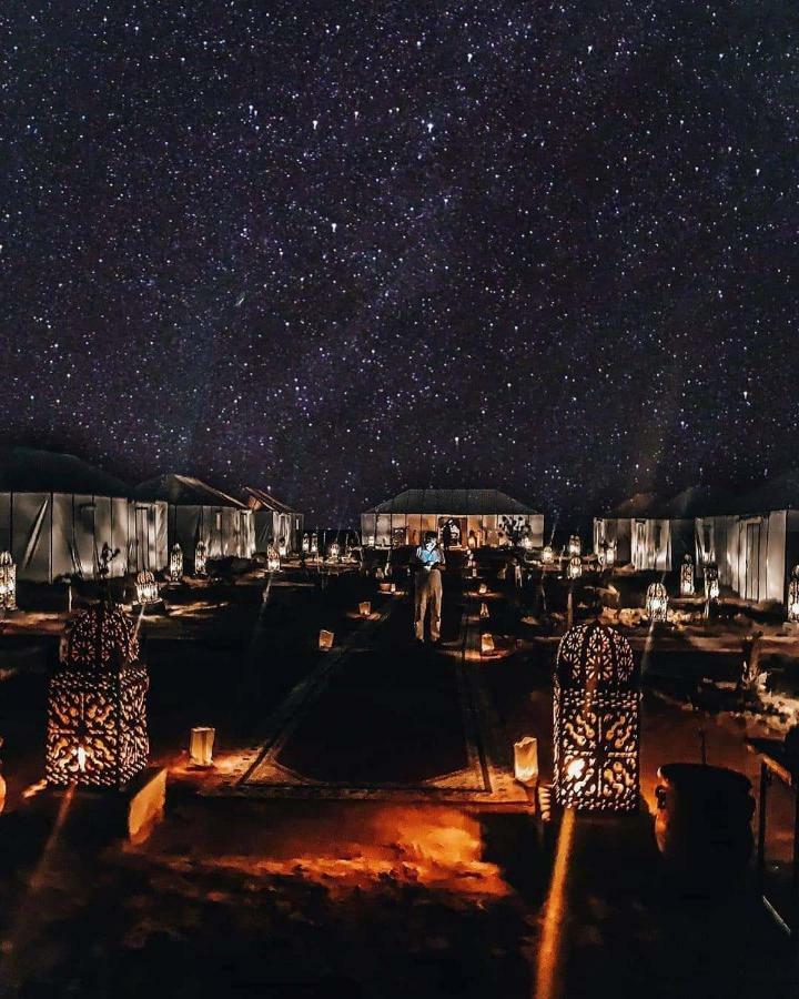 Sahara Majestic Luxury Camp Hotell Merzouga Exteriör bild The camp at night